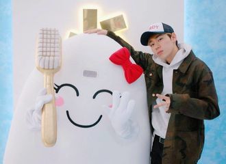 [新闻]180328 可爱甜美的玩偶VS冷酷SWAG的禹智皓 强烈的反差萌