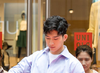 [新闻]180330 井柏然清新造型亮相品牌开业剪彩仪式 散发暖心魅力可爱满分