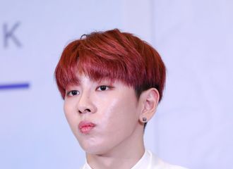 [新闻]180331 是白衣王子搅拌机了 今天的演唱会要加油~