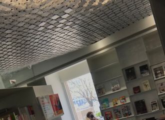 [新闻]180331 网友在法语书店偶遇马天宇 永远在充实自己的优质爱豆