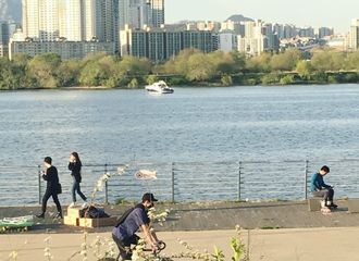 [分享]180422 网友偶遇南柱赫志洙汉江骑行  同行的还有CNBLUE李宗泫