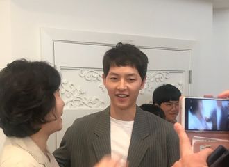 [分享]180428 新鲜热乎乎的路透照！宋仲基参加婚礼萌萌哒刘海引人注目