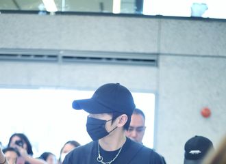 [分享]210429 那年今日|杨洋上海出发飞北京 全黑装扮十足cool boy