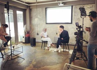 [分享]180505 短暂休息间氛围也其乐融融  南柱赫阿拉伯语采访现场花絮照公开