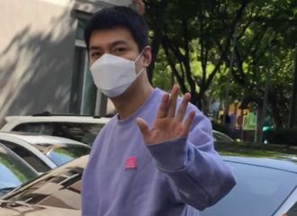 [新闻]180509 今天是紫色的潮流酷guy 年度紫色出现了