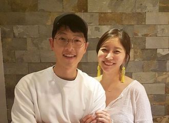 [分享]180511 差点以为是双手挽着欧巴呢 去年合照今日最新公开