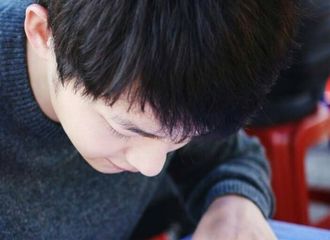 [分享]180516 见字如见人 宋仲基欧巴潇洒飘逸的签名分享