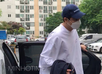 [分享]180516 少年白T又上线了 大萌真把自己当“衣架子”了