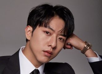 [新闻]180525 李正信将举办照片展 捐献部分收入