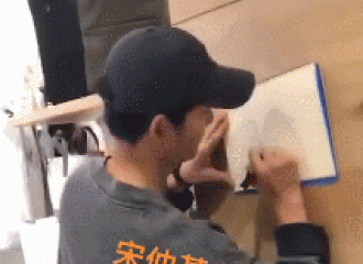 [分享]180609 点开收获2秒爱情！新鲜的宋仲基出现为粉丝签名！