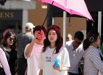[分享]180620 熙珠欧尼的街头偶遇 西班牙一道亮丽风景线
