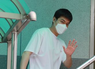 [新闻]180620 夏天必备红色 李敏镐衣柜是不是有各种白T？