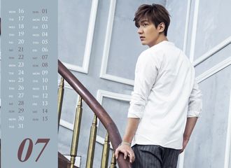 [新闻]180627 一月一度换壁纸时间又到了 这次是侧脸背影杀