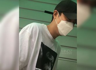 [新闻]180628 今天上班路上的敏镐 热情地跟粉丝们握手的李大萌