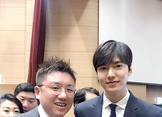 [新闻]180702 这是一张一年半以前的合照 帅气的正装大萌