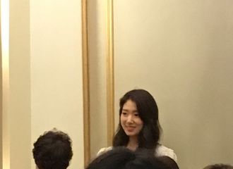 [新闻]180709 参加婚礼在人群中闪闪发亮的信惠 美貌真的是武器了