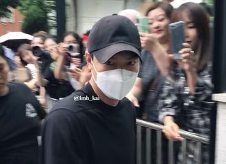[新闻]180709 黑色酷boy上班了 仿佛一秒回到半年前