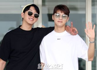 [新闻]180710 黑白配~姜敏赫-李正信入伍前“同伴出国”