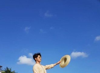 [新闻]180712 月底将入伍！李正信姜敏赫峇里岛享受阳光海滩