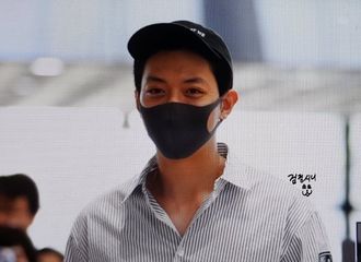 [新闻]180714 李正信素颜出国心情好 赴入伍前最后的约