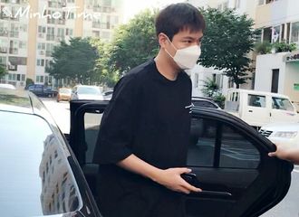 [新闻]180717 又是一身黑的上班路 大萌你的裤子会不会有点短？