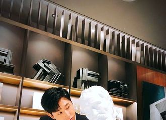 [新闻]180725 正装绅士郑允浩 玛丽苏小说中霸道总裁的经典形象