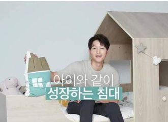 [分享]180729 这张照片里的欧巴太可爱 翘着小jiojio坐在儿童床上！