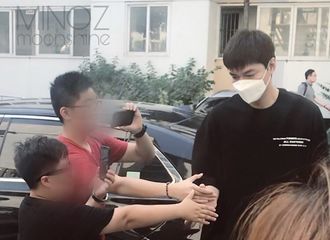 [新闻]180801 今日份额的新鲜大萌 今天有两位男粉也去蹲上班啦