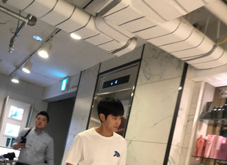 [分享]180803 某博主公开郑允浩偶遇图 随便一拍即大片的实物甲