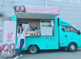 [新闻]180803 朴信惠公开郑秀晶咖啡车认证照 暖暖的友情认证