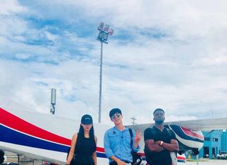 [新闻]180806 塞班岛蓝色天空下 帅气逼人的郑闹闹出现啦