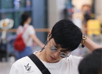 [新闻]180810 允浩从塞班顺利返韩 首尔炙热的天气在“热烈”欢迎哥哥