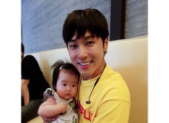 [新闻]180813 帅气的允浩叔叔向大家演绎抱小孩子的正确打开姿势