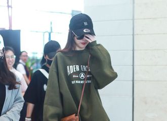 [新闻]180814 唐嫣今早北京飞上海 上身衣着和下身衣着不是同一个季节？
