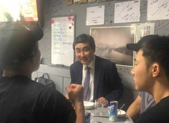 [新闻]180815 Infinite圣圭-姜河那-池昌旭与议员聚餐