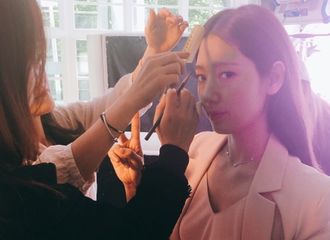 [新闻]180821 某品牌珠宝宣传画报拍摄前 朴信惠化妆现场公开