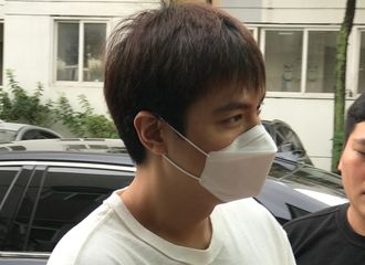 [新闻]180829 总算是逮到大萌不戴帽子的上班日 可以看清楚脸了