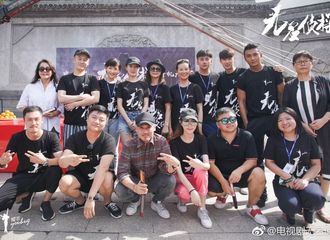 [新闻]180830 《无名侦探》正式开机 唐嫣黑Tee粉裤现身横店