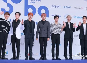 [新闻]180830 MonstaX出席2018SOBA颁奖典礼 蓝毯上的七位帅气王子