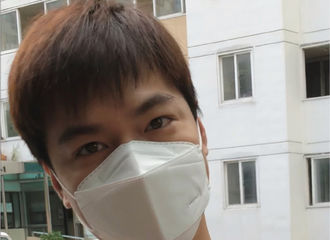 [新闻]180831 超近距离的照片来袭 感受和大萌对视的激动心情