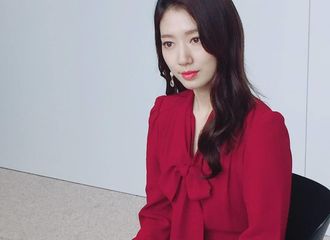 [分享]180903 一袭红裙亮相品牌活动现场 朴信惠展现漂亮大气的姿态