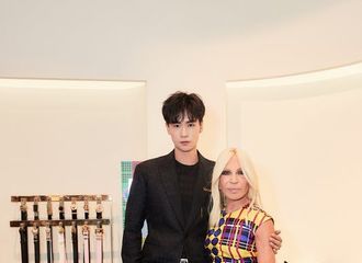 [新闻]180911 胡一天更博晒与Donatella Versace的合影 期待日后更多合作