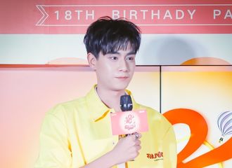 [新闻]180912 胡一天穿围裙亲自当店长 手臂有肌肉果然脱衣有料