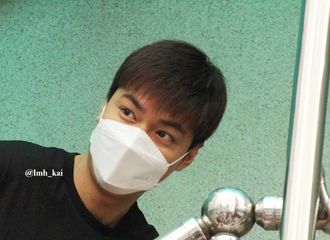 [新闻]180913 李大萌今天上班路上手机被粉丝抓掉了两次