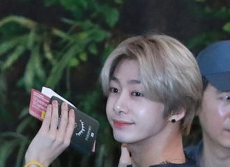 [新闻]180913 MonstaX由于海外行程 经由金浦机场前往日本