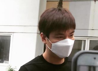 [新闻]180914 您的李小兵已换好长袖卫衣勤勤恳恳上班去了~
