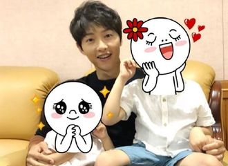 [分享]180922 宋仲基最新路透照 和去见面会的孩子们亲切合影！