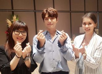 [新闻]180924 MC公开金明洙最新合照 手指哈特biu发射