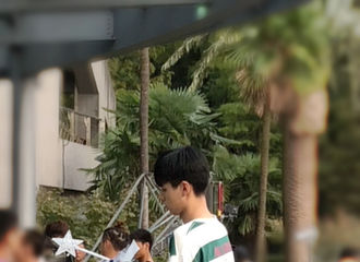 [分享]180927 胡一天童心大发玩仙女棒 巴拉巴拉小胡仙在线施法