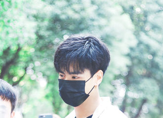 [新闻]181007 林间微风般的少年郑乾 假期的最后一天开工啦！